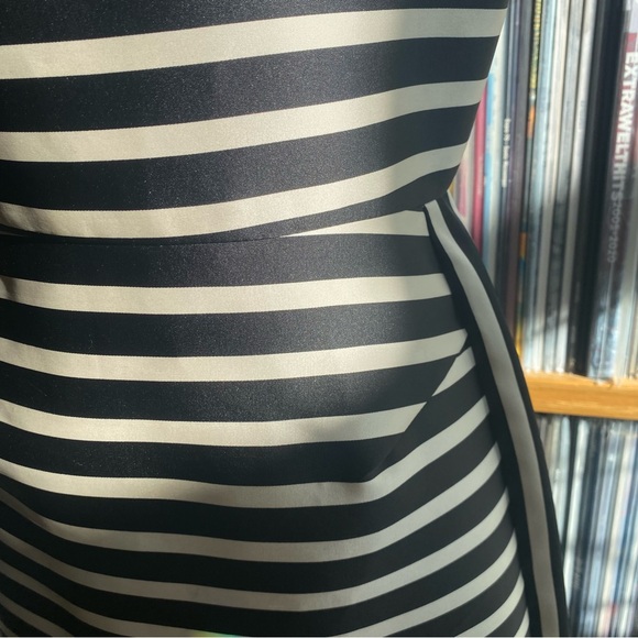 EUC TOPSHOP Black and White Striped Mini Dress size 6US - Picture 2 of 7